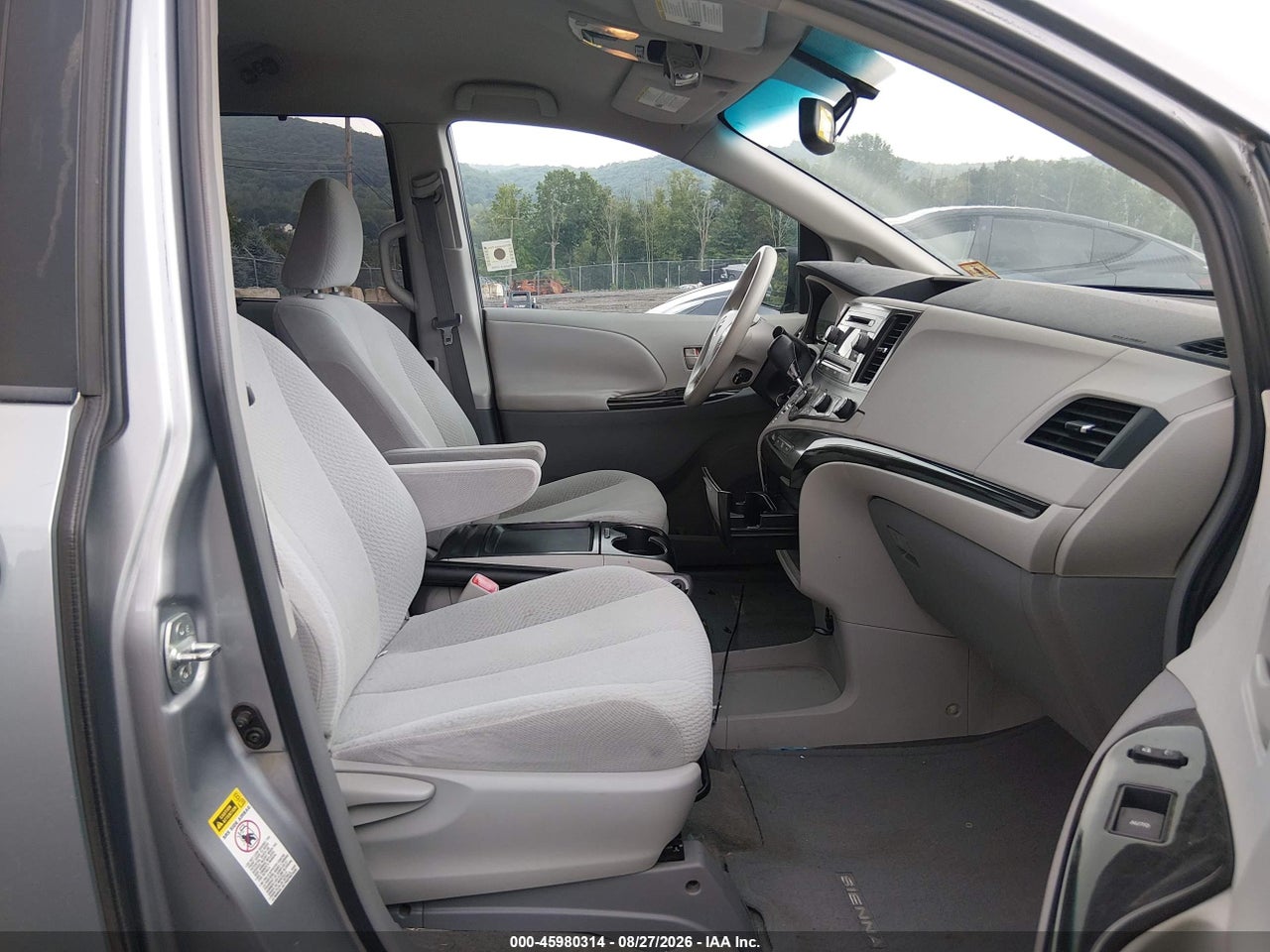 2011 TOYOTA SIENNA LE V6 · 5/11