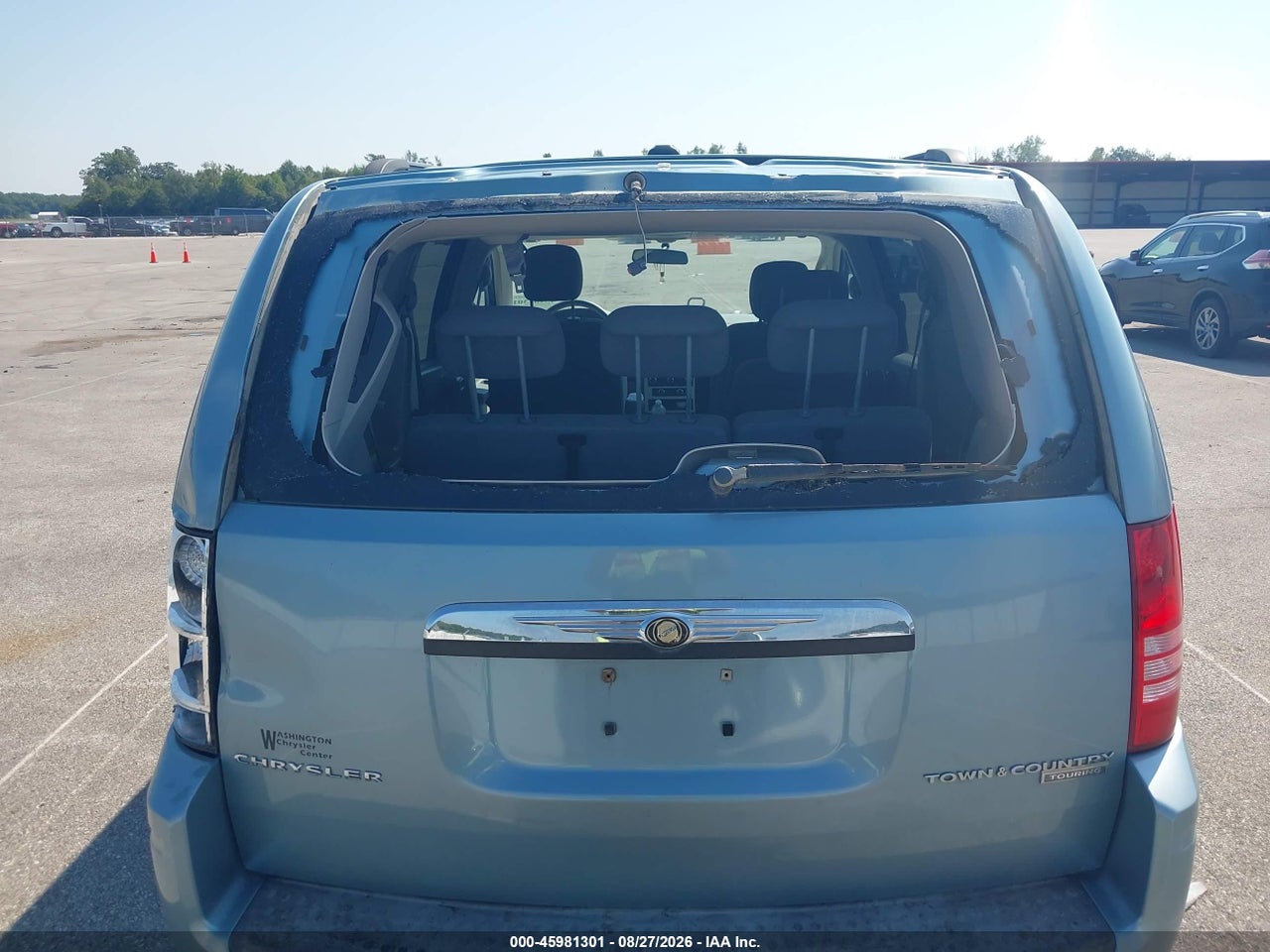 2010 CHRYSLER TOWN &amp; COUNTRY   · 6/11