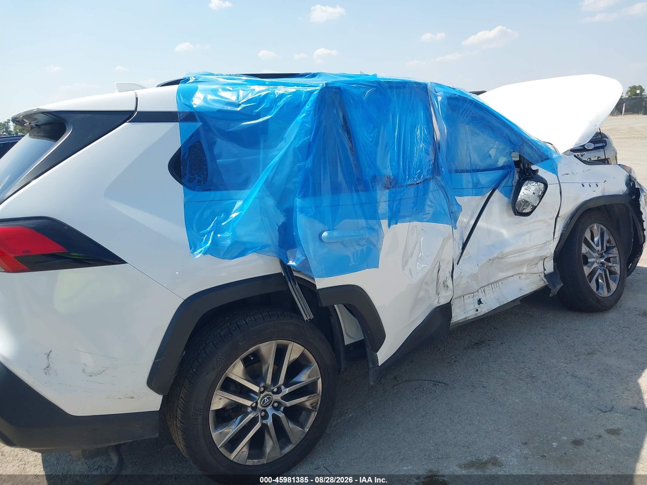 2020 TOYOTA RAV4 XLE PREMIUM · 6/10