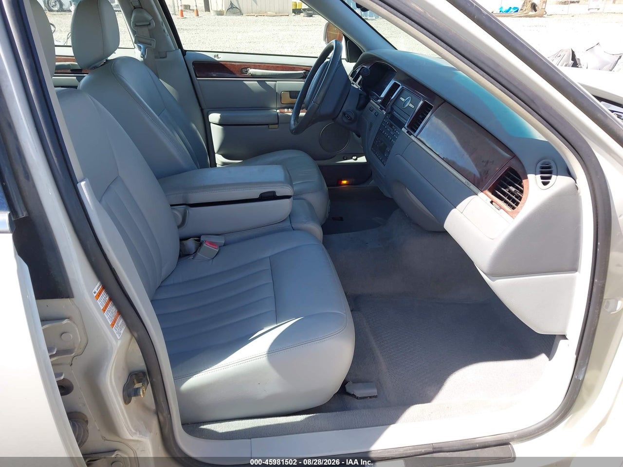 2004 LINCOLN TOWN CAR SIGNATURE · 5/11