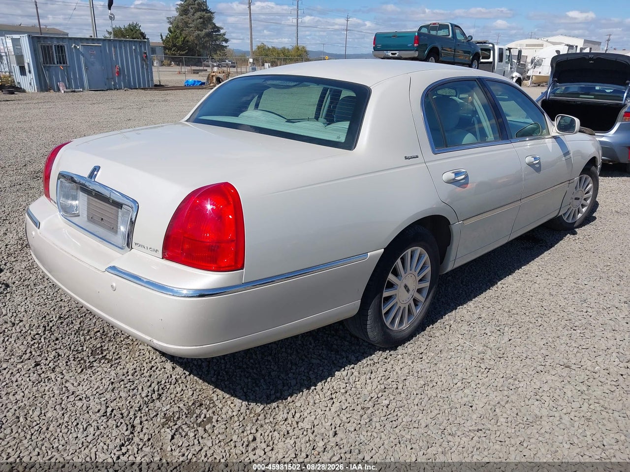 2004 LINCOLN TOWN CAR SIGNATURE · 4/11