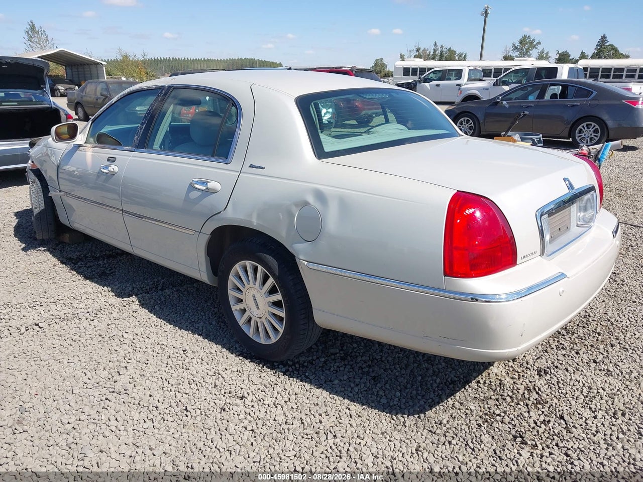 2004 LINCOLN TOWN CAR SIGNATURE · 3/11