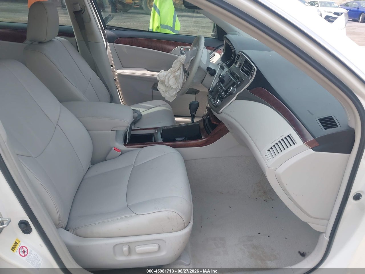 2011 TOYOTA AVALON   · 5/11