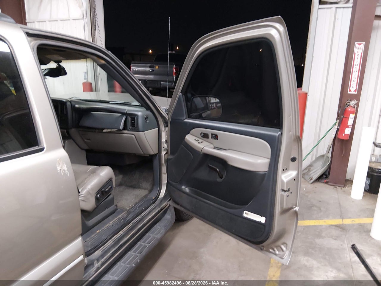 2002 CHEVROLET TAHOE LT · 5/10
