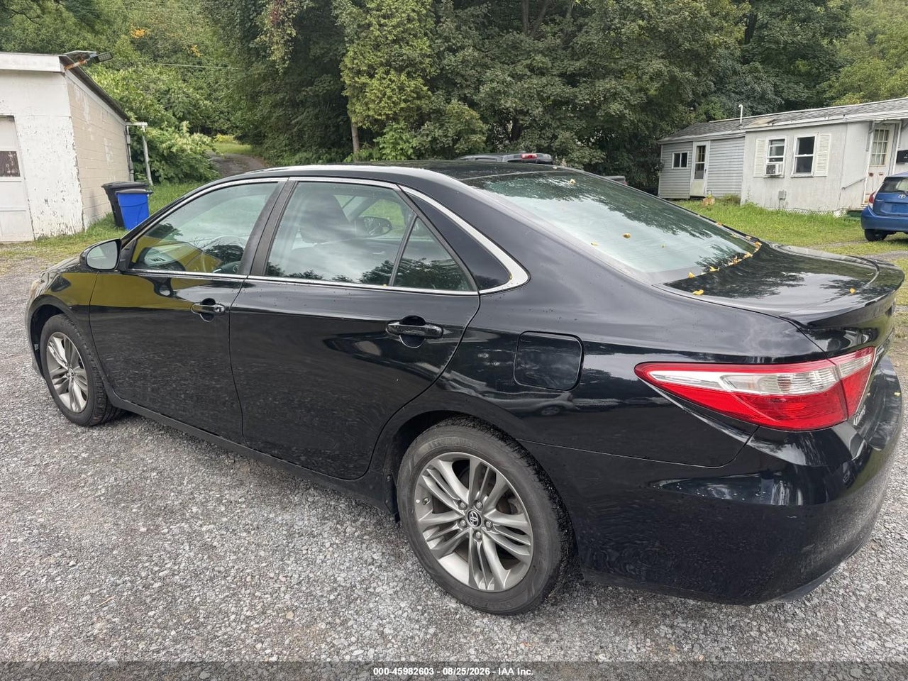 2016 TOYOTA CAMRY SE · 3/9