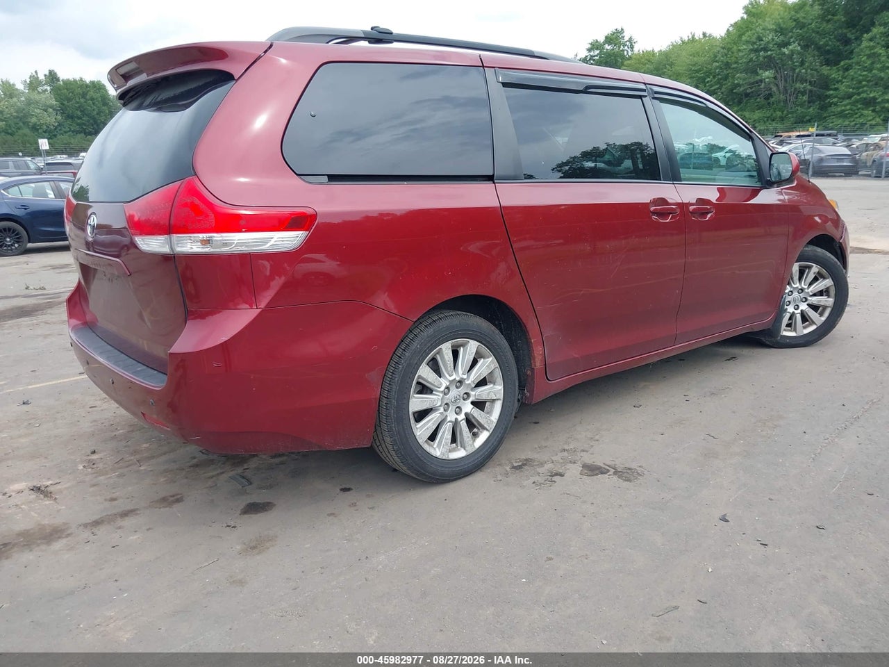 2011 TOYOTA SIENNA XLE · 4/11