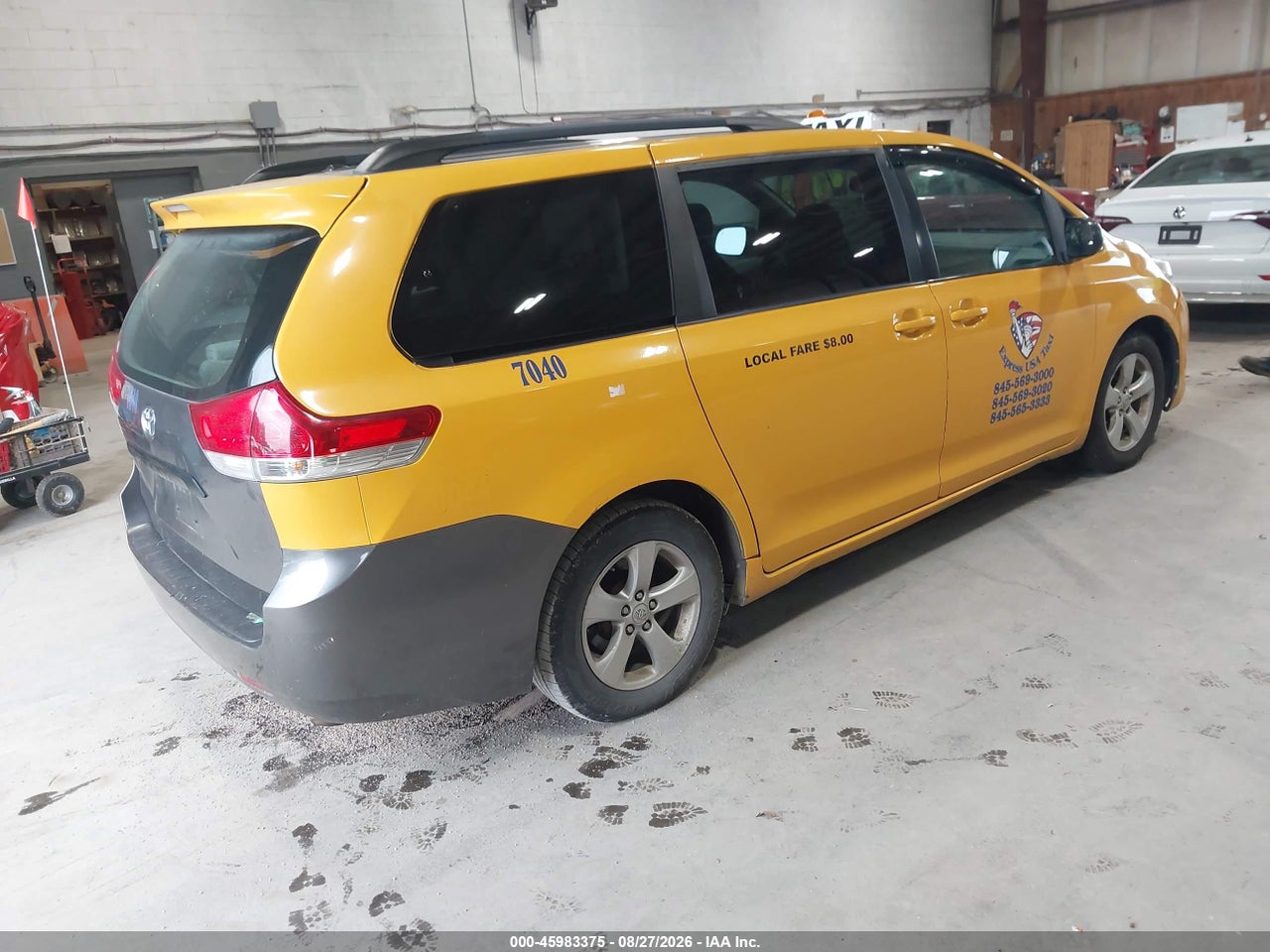 2011 TOYOTA SIENNA LE V6 · 4/11