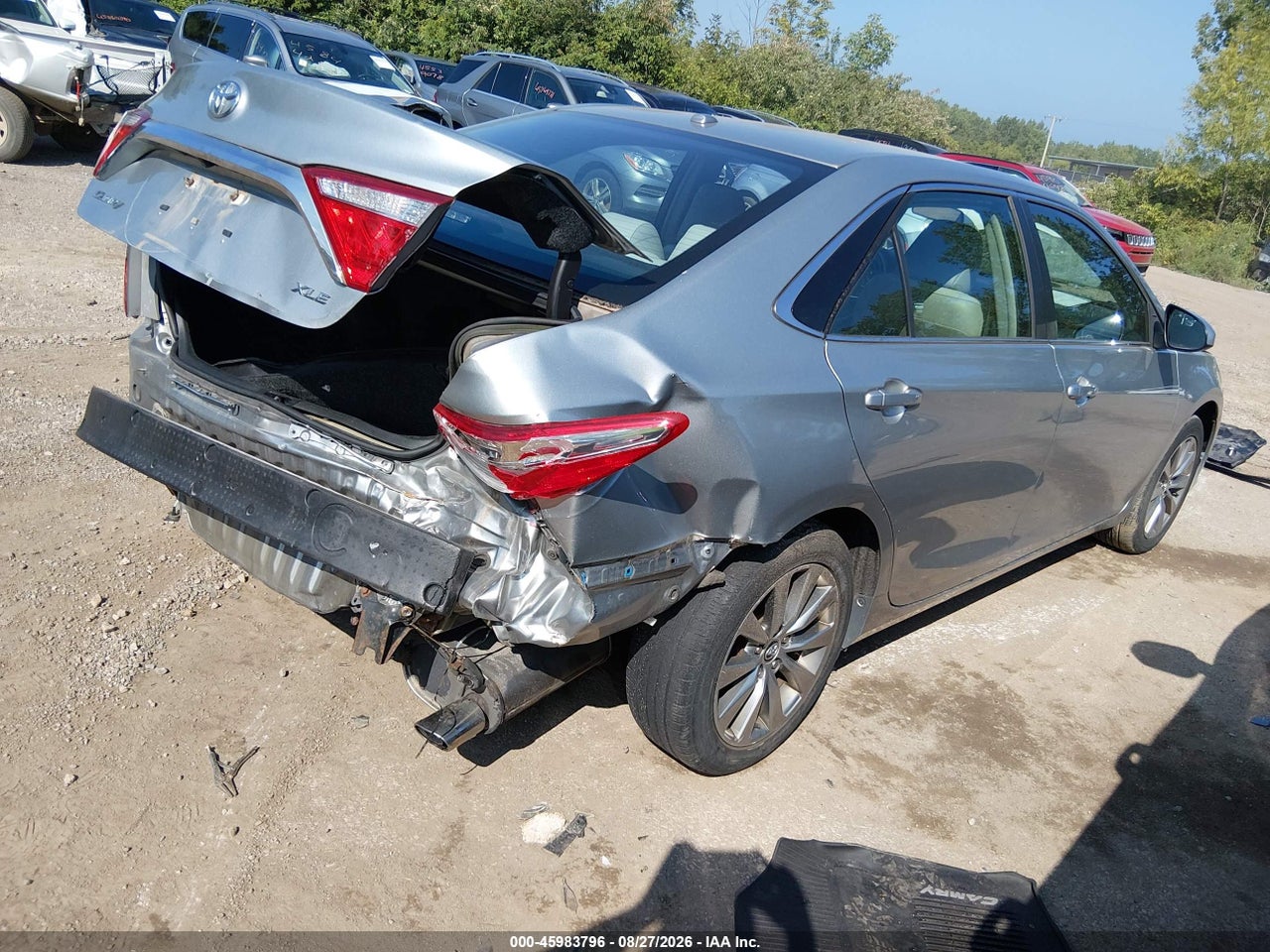2017 TOYOTA CAMRY XLE · 4/11