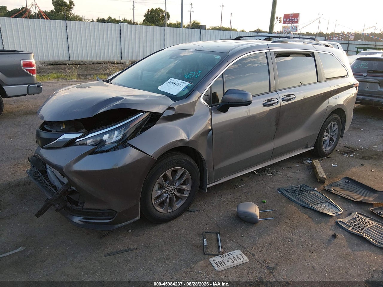 2024 TOYOTA SIENNA LE · 2/10