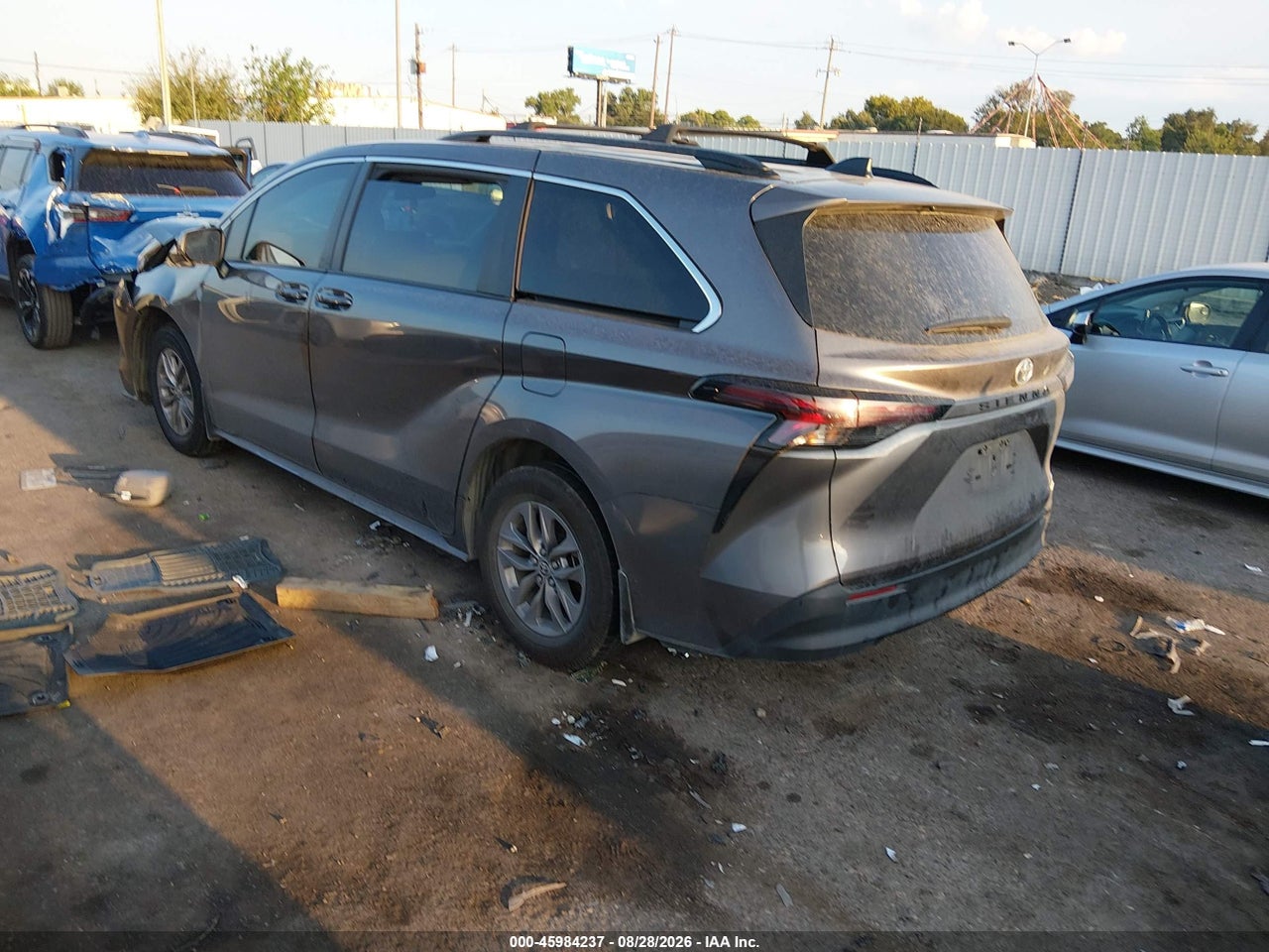 2024 TOYOTA SIENNA LE · 3/10