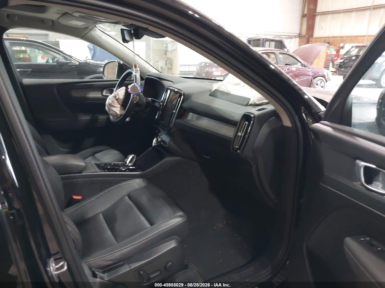 2025 VOLVO XC40 B5 PLUS BRIGHT THEME · 5/11