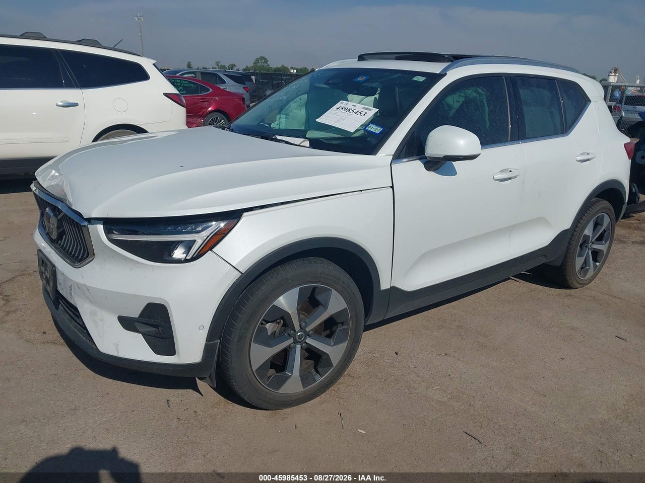 2023 VOLVO XC40 B5 PLUS BRIGHT THEME · 2/10