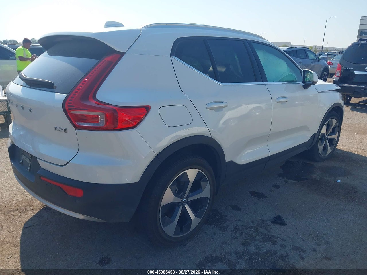 2023 VOLVO XC40 B5 PLUS BRIGHT THEME · 4/10