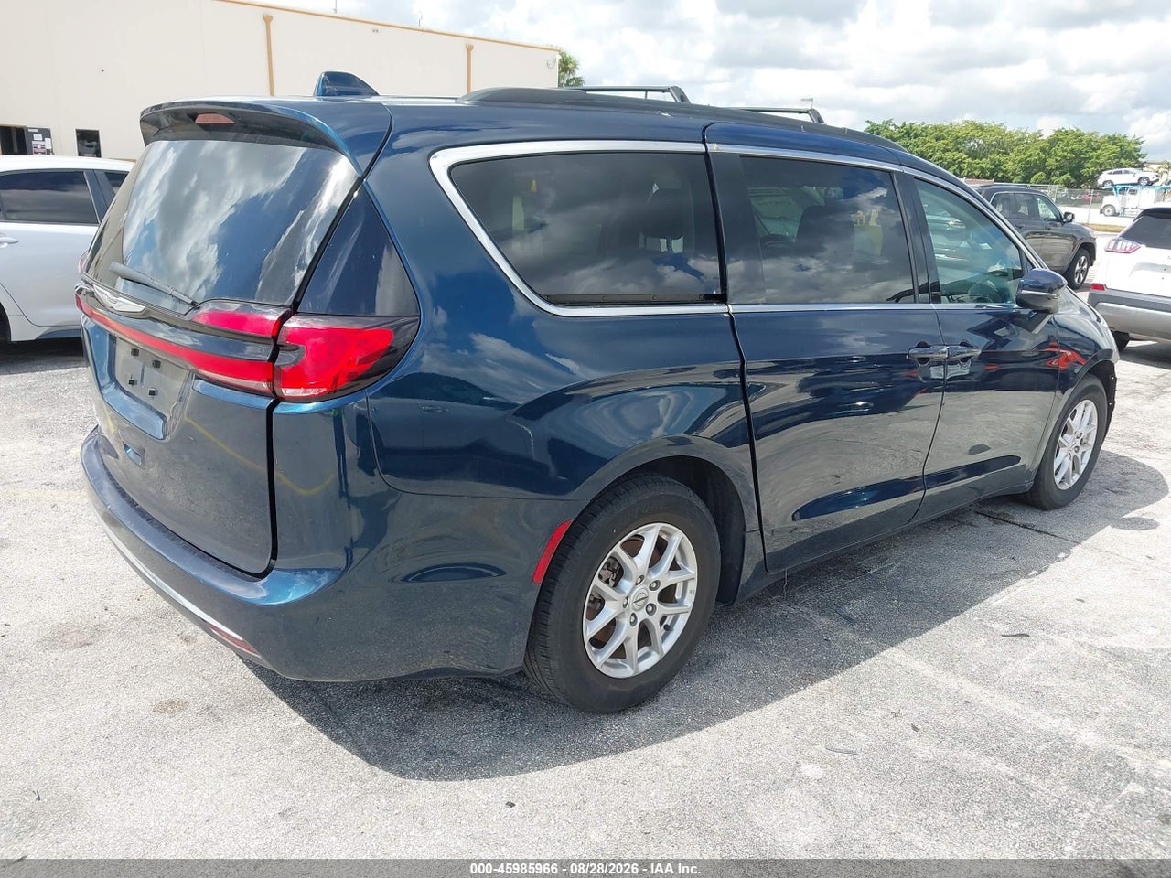 2022 CHRYSLER PACIFICA TOURING L · 4/11