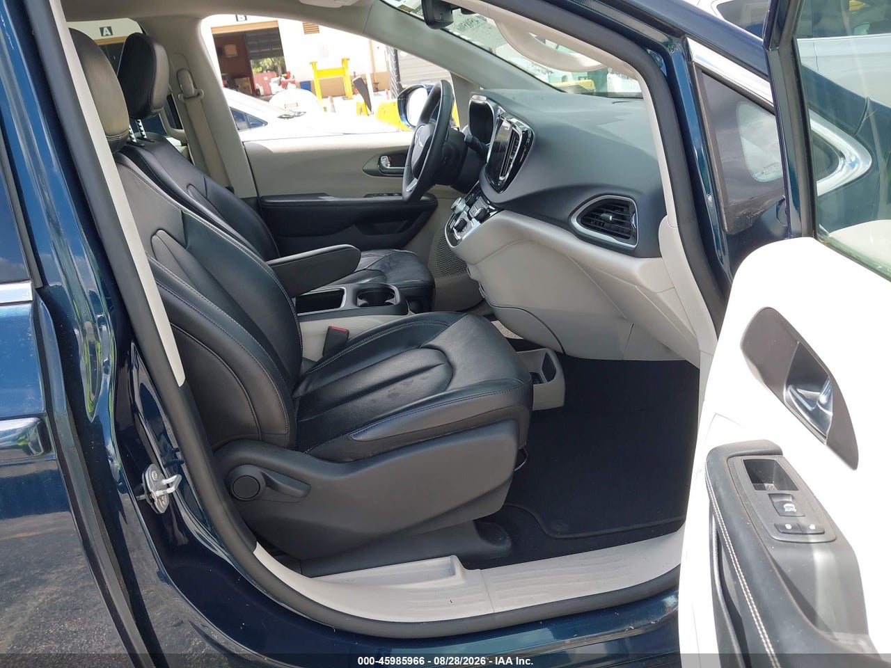 2022 CHRYSLER PACIFICA TOURING L · 5/11