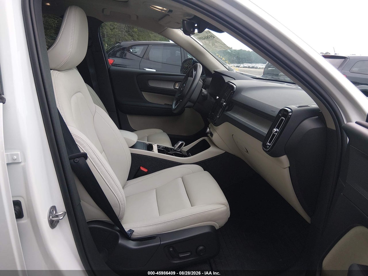 2025 VOLVO XC40 B5 PLUS DARK THEME · 5/11