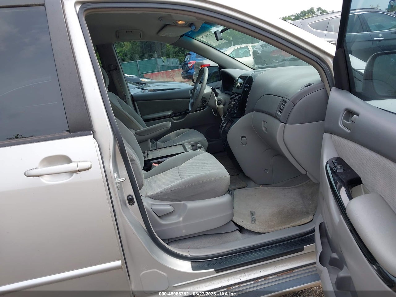 2004 TOYOTA SIENNA LE · 5/11