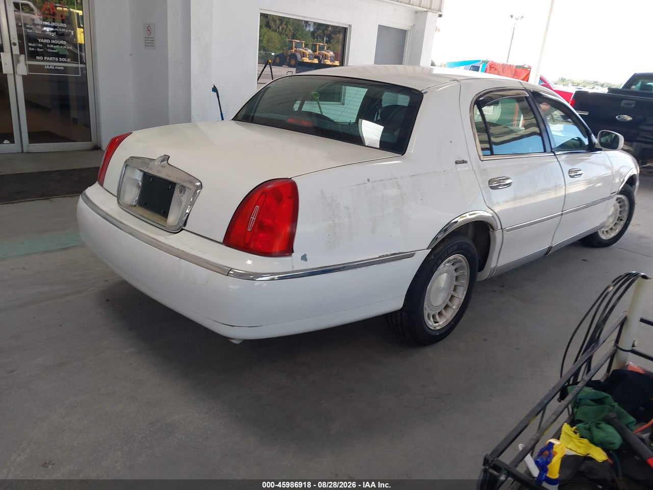 2000 LINCOLN TOWN CAR EXECUTIVE · 4/11