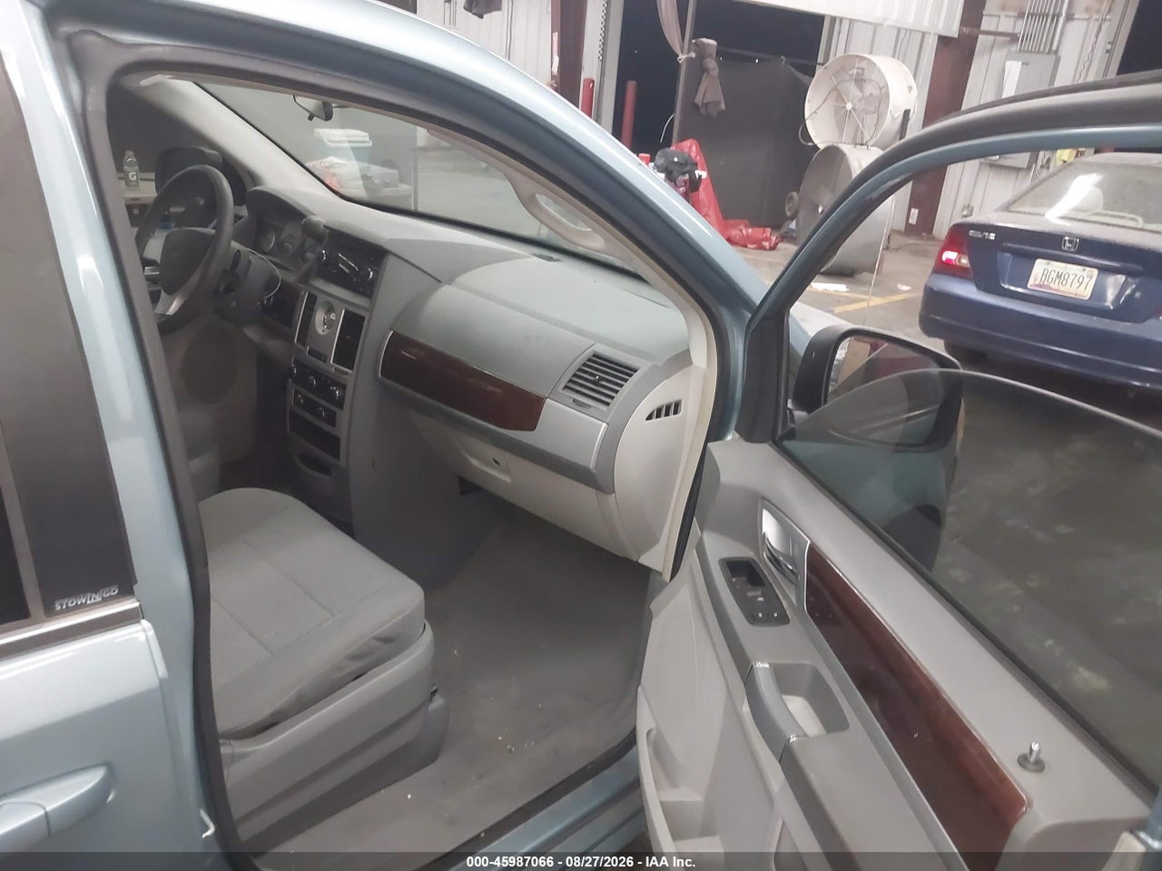 2010 CHRYSLER TOWN &amp; COUNTRY TOURING · 5/11
