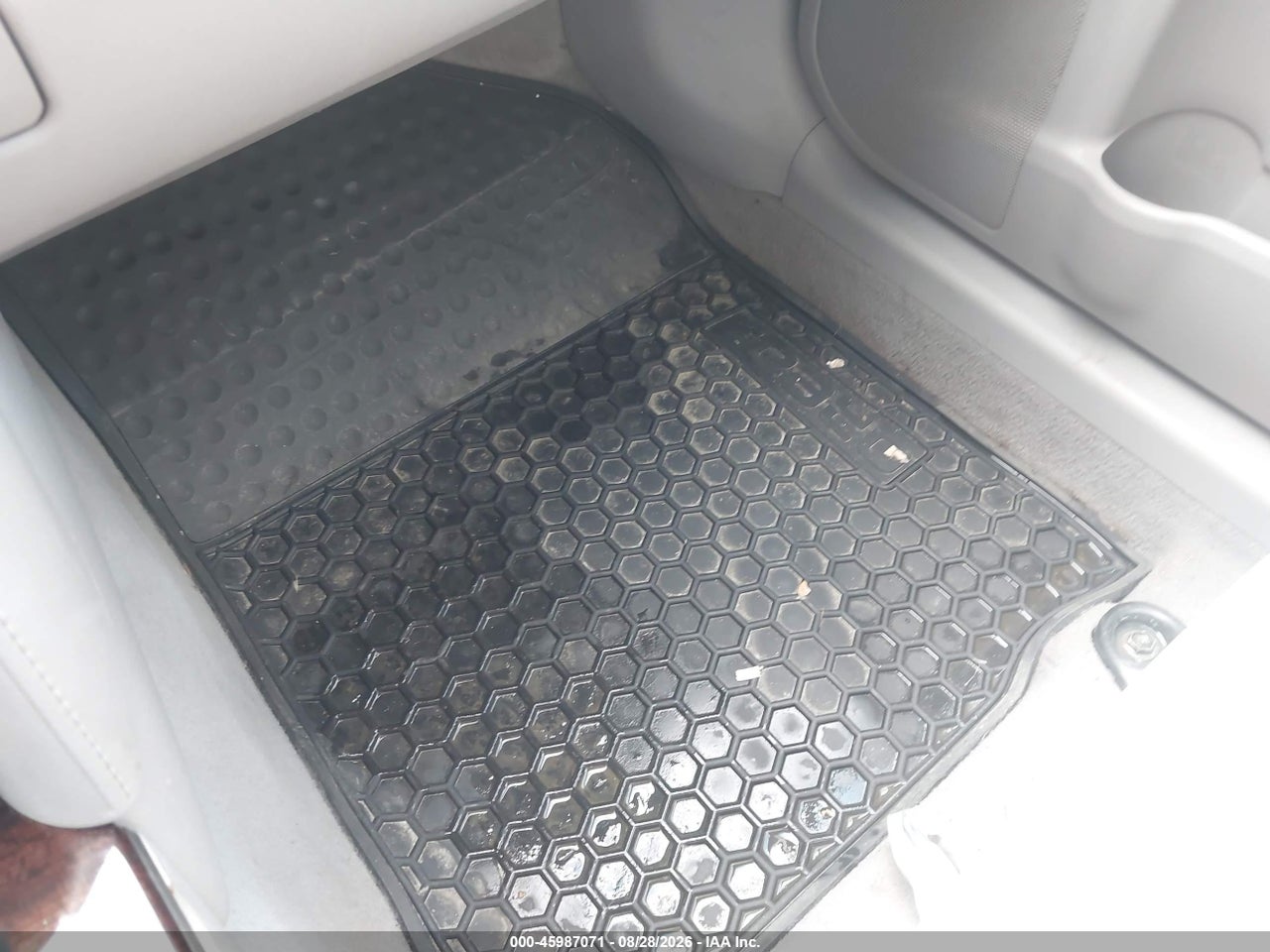 2013 TOYOTA CAMRY XLE V6 · 6/11