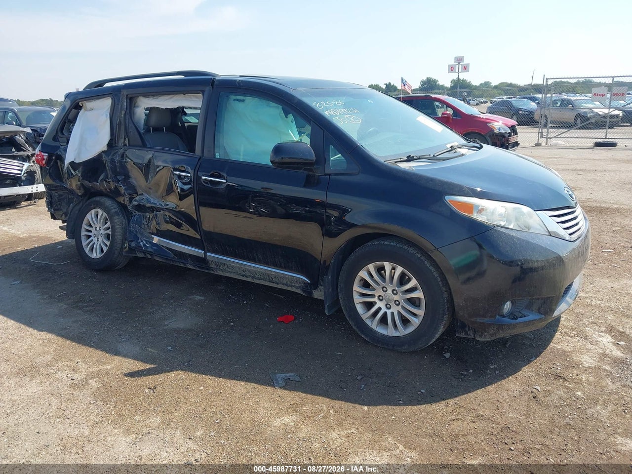 5TDYZ3DC1HS****** · 2017 TOYOTA SIENNA XLE 8 PASSENGER