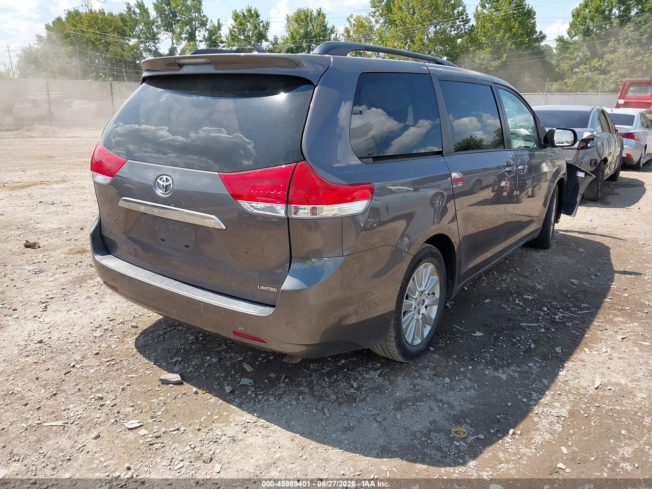 2011 TOYOTA SIENNA LTD · 4/11
