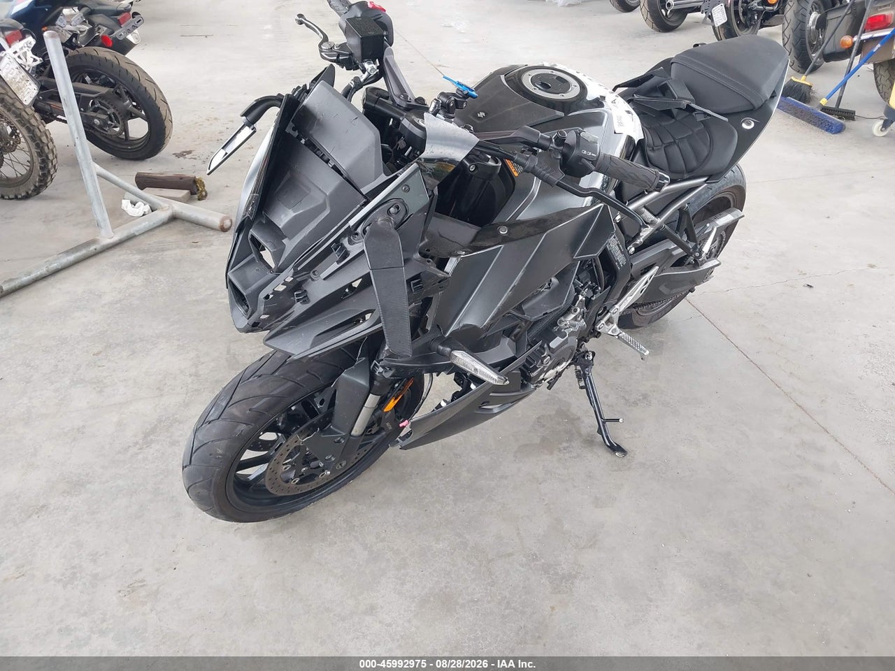 2025 SUZUKI GSX800 F · 2/11